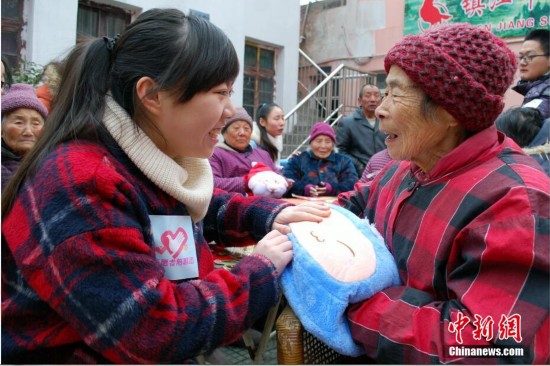 江苏大学生志愿陪聊为空巢老人送关爱