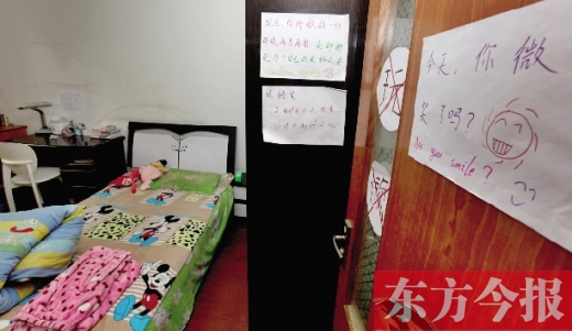 孩子乐观向上,在房间门上贴了很多励志的口号