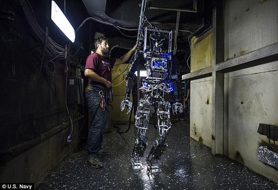 这种机器人设计的长远目标是使其能够提供帮助，让海上的船员们远离火灾的危险。