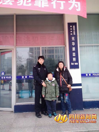 “小鲜肉”民警周帆发微博帮走失男孩找家长