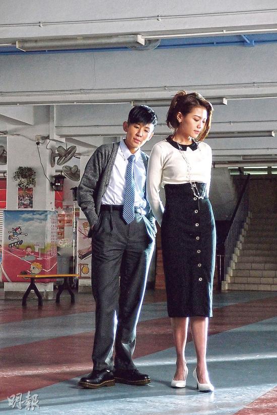 《12金鸭》里的吴君如学生时代迷恋教师周秀娜，发展师生恋。
