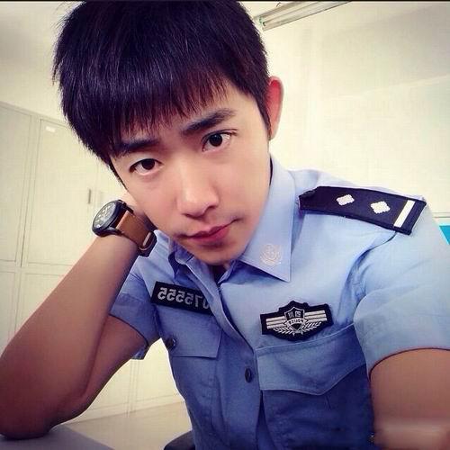 警方为走失孩子寻亲 帅哥警察意外走红(图)_新浪黑龙江_新浪网