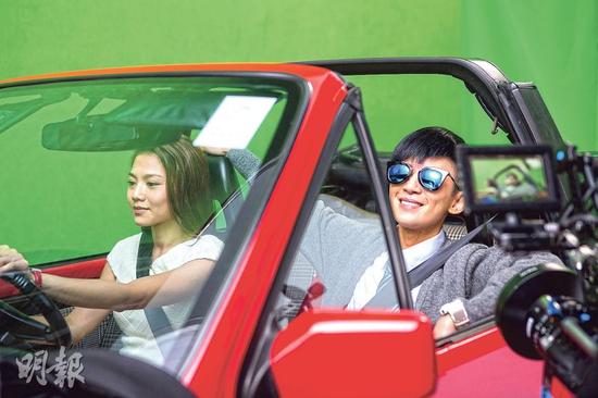 饰演教师的周秀娜放学后，驾车载吴君如去约会。