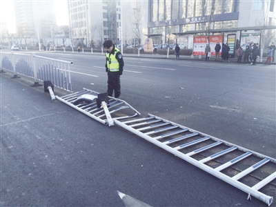 驾车撞坏护栏逃逸 肇事者赶快来自首