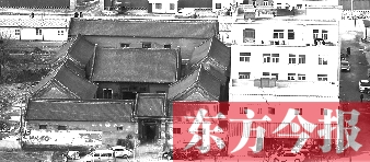紧挨东史马村的清代民居“任家古宅”旁，就是加盖的铁皮房