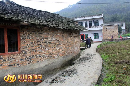 当地民房不同程度受损