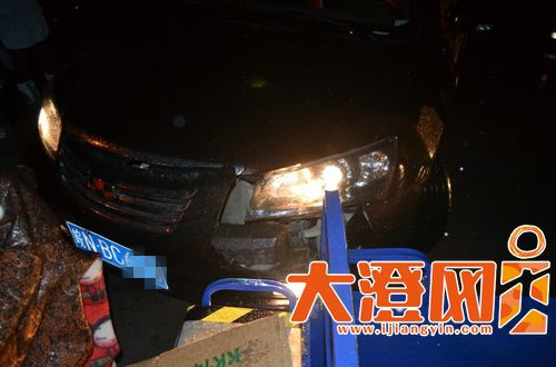 男子驾车发生事故,现场一片狼藉