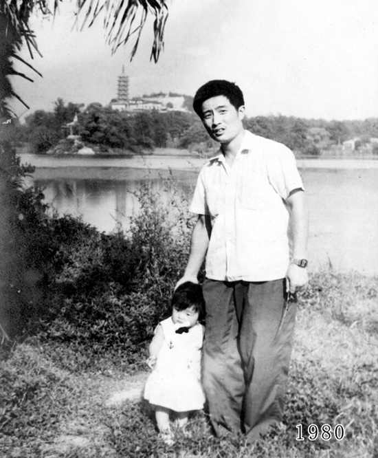 父女连续35年在同一地点合影(图)