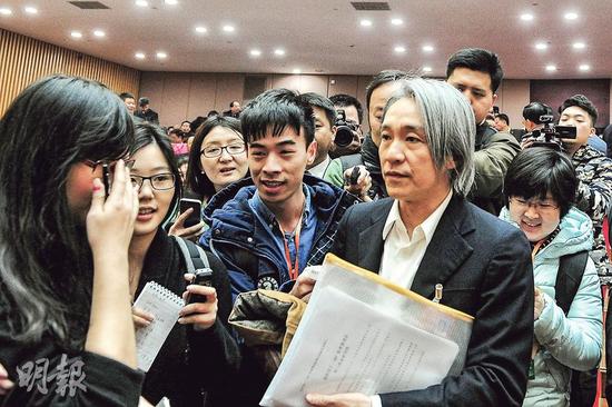 周星驰赴政协会议 众人求合影