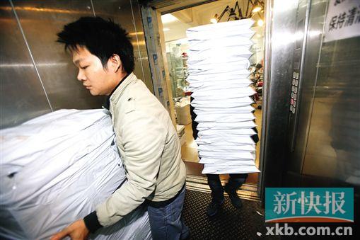 ■在一家快递企业的网点,工作人员在收取发往全国各地的货物。 新快报记者 宁彪/摄