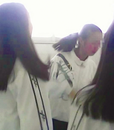 两名学生厕所内掌掴女学生