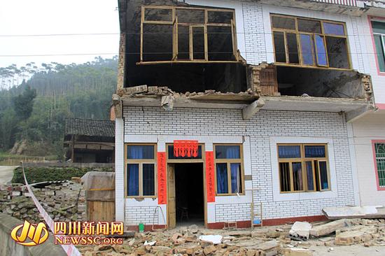 地震现场,一座民房受损严重