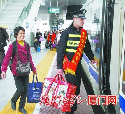 民警帮旅客上列车。