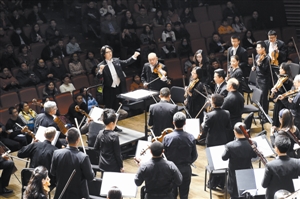 　　昨晚，2015年“人文颂”新春音乐会在深圳音乐厅上演，该场音乐会由深圳交响乐团、费城交响乐团合奏。深圳特区报记者 刘羽洁 摄