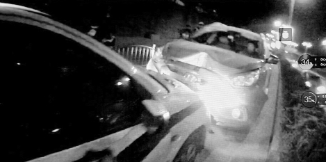 事发当晚,警车逼停肇事越野车