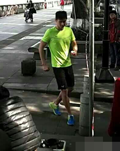  Ning Zetao appears on the streets of Guangzhou.