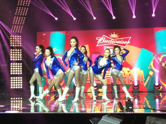 百姓春晚草根达人秀绝活 56岁女子健美冠军秀肌肉