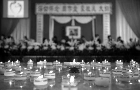 2月8日，东莞市殡仪馆，周作堂夫妇遗体告别会举行，市民捐款。组图/东莞日报记者郑琳东。