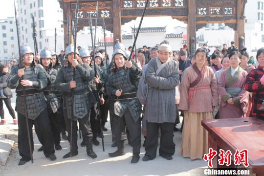 群众演员准备进入拍摄基地