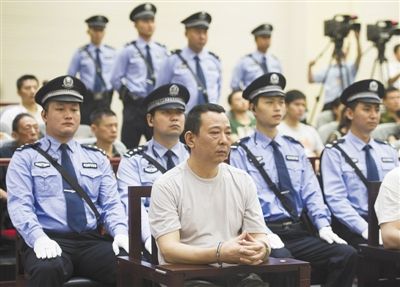 刘汉(中)出席庭审。新华社记者 谢环驰 摄