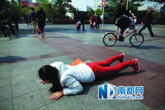 昨日上午，伍小姐演示当时的场景，称自己没碰到老太太。南都记者 赵炎雄 摄