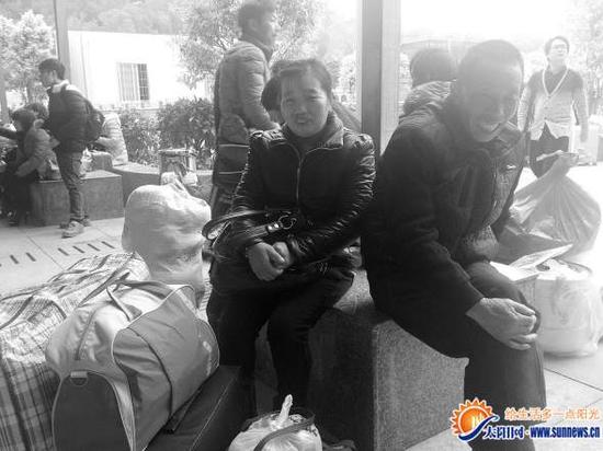 老李和老伴回贵阳看儿子。