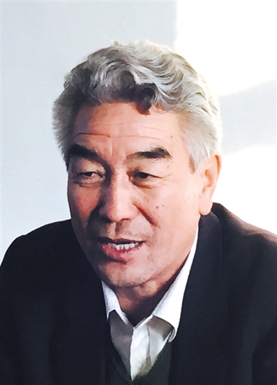 张泉年 男，60岁，自称五零后农民。新疆博乐市小营盘镇塔翁哈木尔村党支部书记，早早开始利用微博微信展示本村文化，与村民沟通村务，人称“微博书记”。