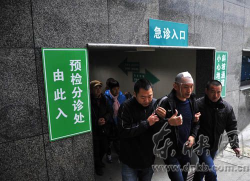 被打的村主任被送往医院接受治疗