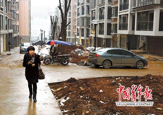 被要求整改的金盾小区内,绿化尚未完成,但已有不少住户搬入。