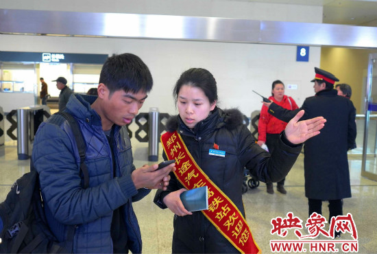 郑州长途汽车站工作人员指引旅客出行。