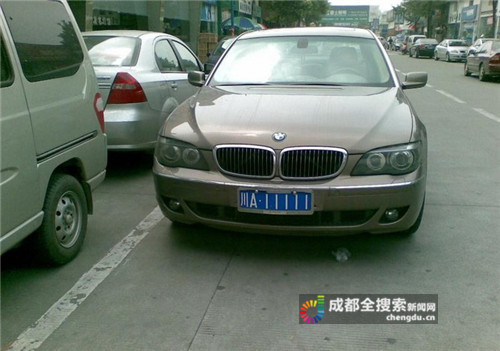 网友迅速扒出,该号牌两年前还曾挂在一辆棕色宝马上。(图片由网友提供)