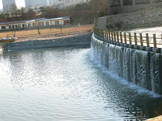 瀑布在轰鸣声中源源不断地注入帝湖