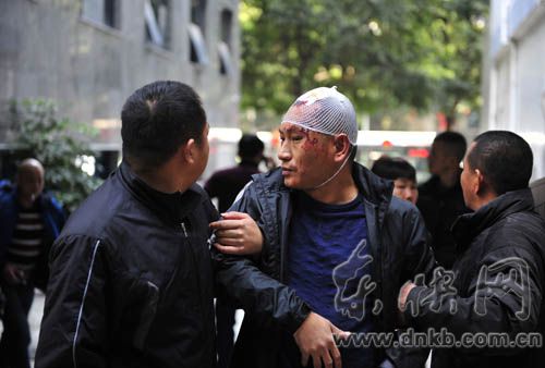 被打的村主任被送往医院接受治疗