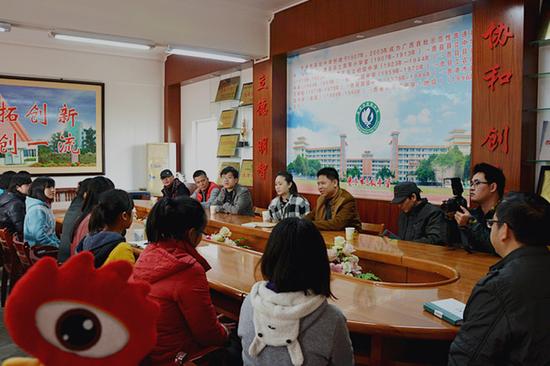 广西福彩、新浪广西及爱心人士代表在贵港高中与受助学子见面。