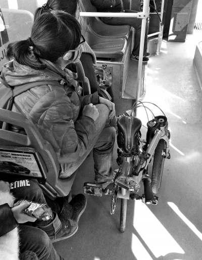 郑州代驾司机带折叠自行车乘公交遭拒不满