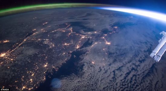 在国际空间站拍摄到的北极光与日出(黎明之光)“碰撞”瞬间的震撼场景