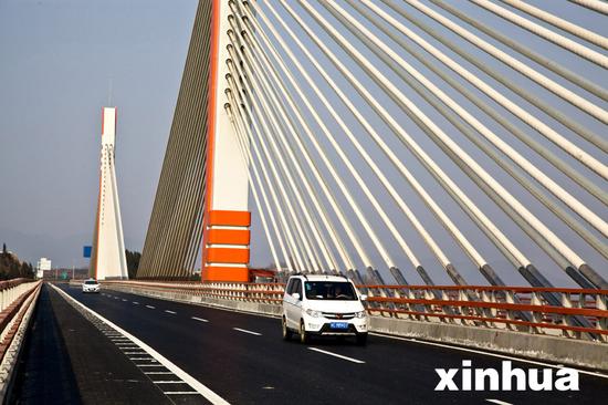 2月10日，车辆行驶在湖北省郧十高速汉江钢构斜拉特大桥上。