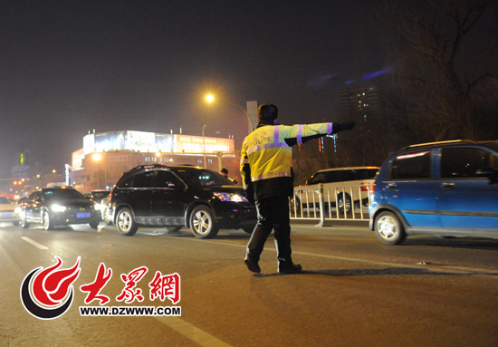 事发后交警迅速对路口进行交通管制,指挥车辆绕行
