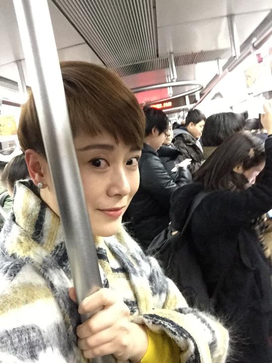 海清坐晚高峰地铁玩自拍
