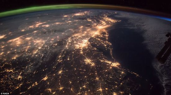 在国际空间站拍摄到的北极光与日出(黎明之光)“碰撞”瞬间的震撼场景