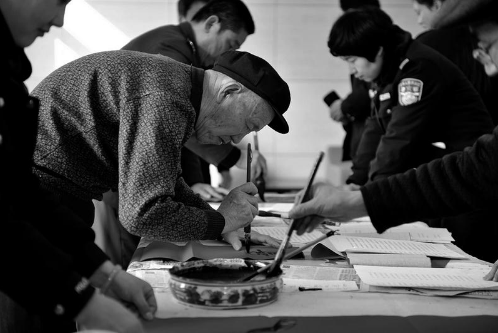 老人5年為民警寫2千副春聯(lián)