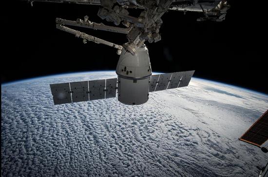 在机械臂的协助下即将与空间站分离的SpaceX公司“龙”飞船。