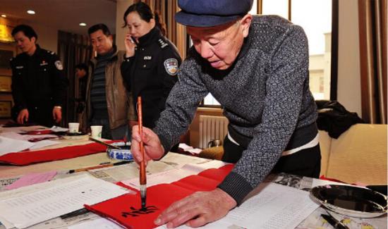 老人5年为民警写2千副春联