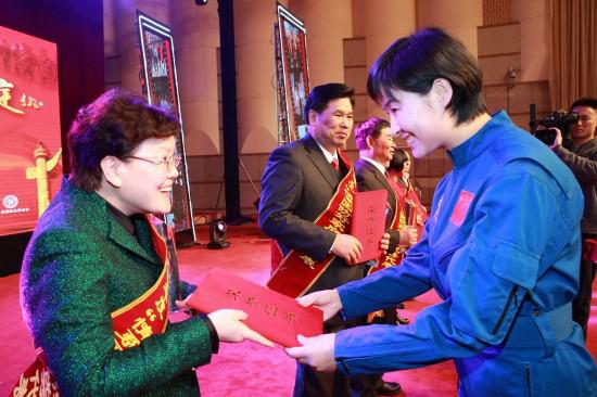 航天员刘洋(右)为获奖家庭代表颁奖 李新健 摄