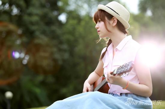 陈妍希片中深情弹吉他
