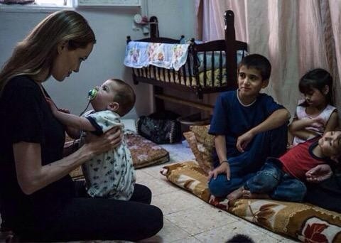 安吉丽娜-朱莉访问叙利亚难民营