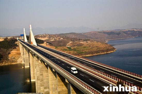 2月10日，车辆行驶在湖北省郧十高速汉江钢构斜拉特大桥上。