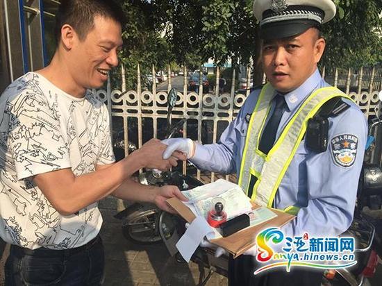 失主握着民警陈永持的手连声道谢。