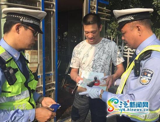 失主请点民警陈永持检到的物品。