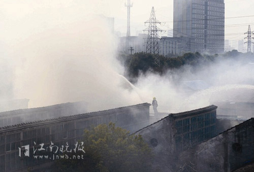 消防员在房顶喷水